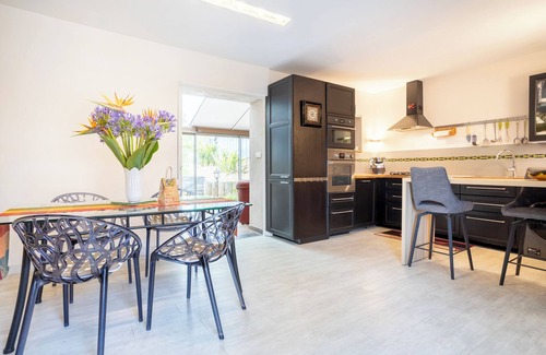 Kerlaz House | Holiday Home 'Ty Heol À 800m De La Plage' with Private Terrace, Shared Garden and Wi-Fi