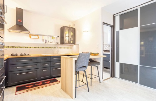 Kerlaz House | Holiday Home 'Ty Heol À 800m De La Plage' with Private Terrace, Shared Garden and Wi-Fi