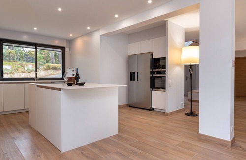 Vannes Villa | Holiday Home 'Villa du Golfe - Vue Mer' with River View, Private Terrace and Wi-Fi