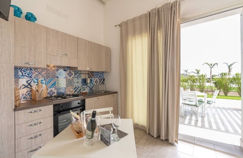 Menfi House | Holiday Home 'Villa Gioberta, Fiori' with Shared Pool, Wi-Fi and Air Conditioning