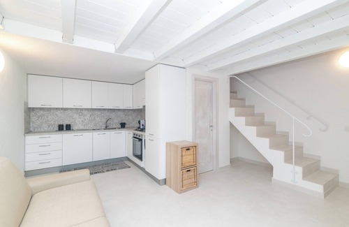 San Teodoro City Centre House | Holiday Home 'Villetta Li Menduli' with Private Terrace and Air Conditioning