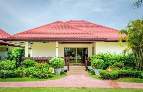 Rayong Cabin | Holiday home with pool, gym and beach access