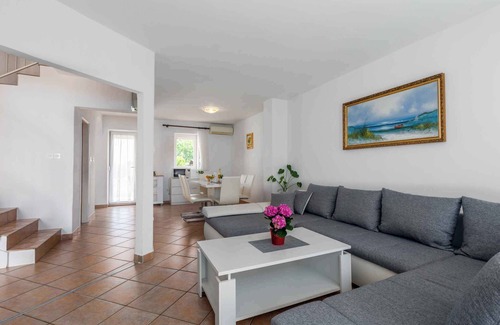Brulo House | Holiday home with a beautiful garden in a quiet location
