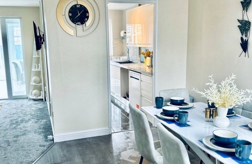 Colchester House | Holiday Home with Parking , Near Colchester Zoo