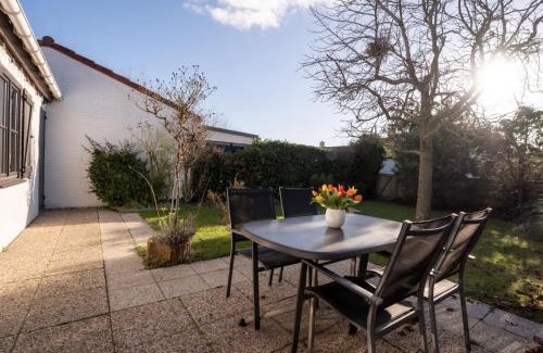 Bredene House | Holiday Home zeewind by Interhome