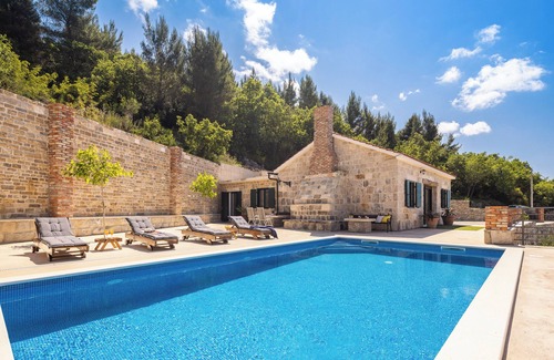 Kastel Kambelovac House | Holiday house - between Green & Blue