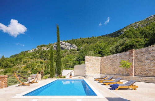 Kastel Kambelovac House | Holiday house - between Green & Blue