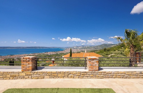 Kastel Kambelovac House | Holiday house - between Green & Blue