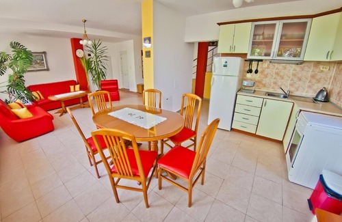 Primorski House | Holiday house Golden Sands for 1 - 8 persons with 3 bedrooms - Twin house