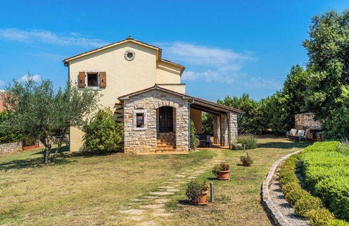 Muntic Villa | Holiday house Istria Moderna * 3000 m2 garden, private pool, BBQ, WiFi