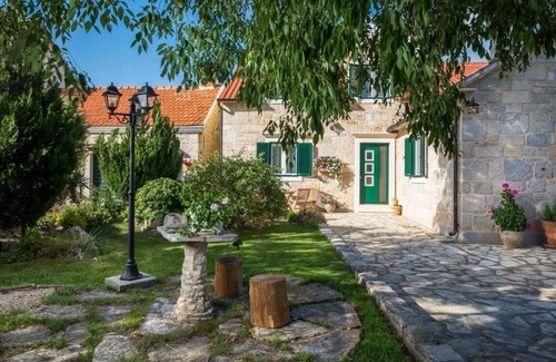 Drnis House | Holiday house Kljuc for 1 - 7 persons with 3 bedrooms - Holiday house