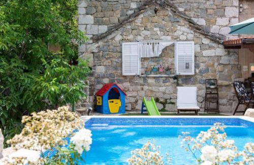 Srinjine Apartment | Holiday House near Split with heated pool