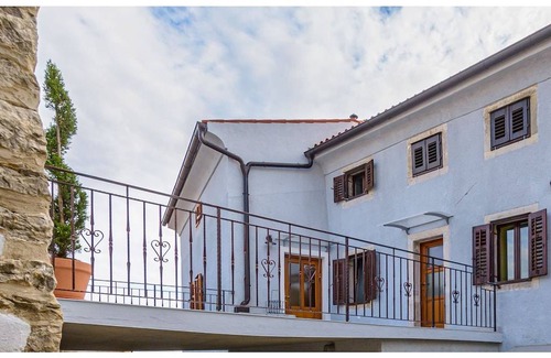 Pican House | Holiday House Panorama with shared pool/Apartment A2