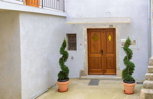 Pican House | Holiday House Panorama with shared pool/Apartment A2