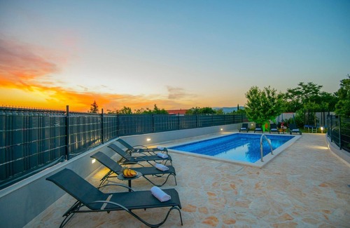Sestanovac House | Holiday house Sestanovac for 1 - 10 persons with 5 bedrooms - Row house