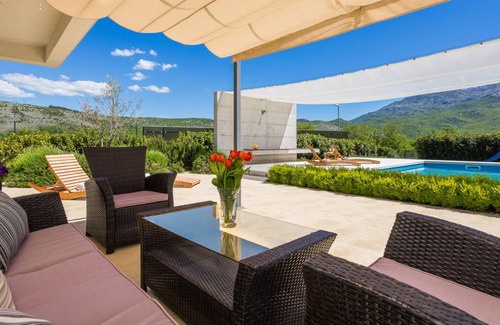Dugopolje House | Holiday house with private pool for 11 persons approx. 285 m² in Dugopolje, Dalmatia (Mosor)