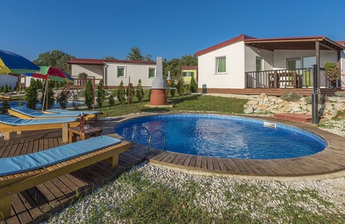 Tinjan Apartment | Holiday house with private pool for 6-8 persons in the holiday park Jelovci