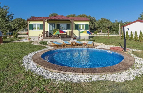 Tinjan Villa | Holiday house with private pool for 4-6 persons in the holiday park Jelovci