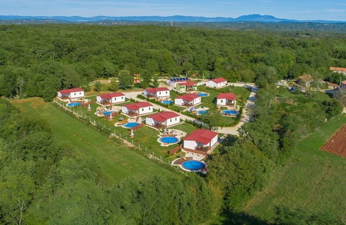 Tinjan Apartment | Holiday house with private pool for 6-8 persons in the holiday park Jelovci