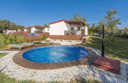 Tinjan Apartment | Holiday house with private pool for 6-8 persons in the holiday park Jelovci