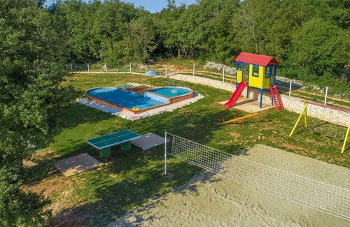 Tinjan Villa | Holiday house with private pool for 4-6 persons in the holiday park Jelovci