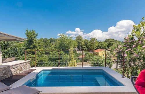 Pican Villa | Holiday house with small heated pool and grill terrace in an idyllic location.