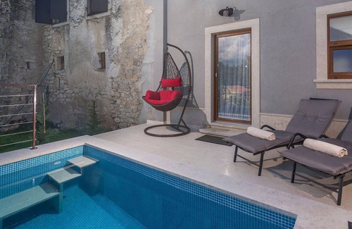 Pican Villa | Holiday house with small heated pool and grill terrace in an idyllic location.