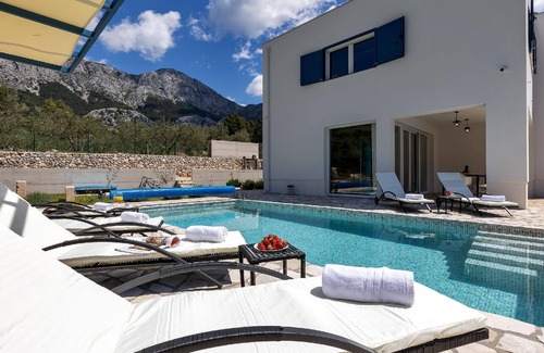 Zaostrog House | Holiday house Zaostrog for 1 - 6 persons with 3 bedrooms - Holiday house