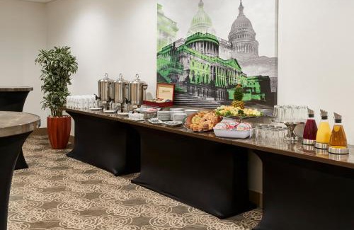 Eisenhower East Hotel | Holiday Inn Alexandria at Carlyle by IHG