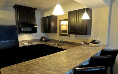 South Charleston Hotel | Holiday Inn and Suites Charleston West by IHG