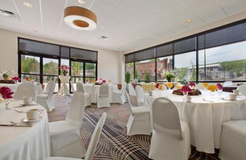 South Charleston Hotel | Holiday Inn and Suites Charleston West by IHG