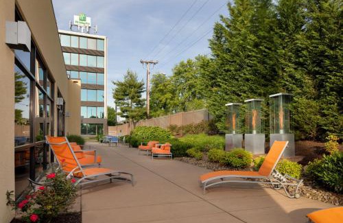 South Charleston Hotel | Holiday Inn and Suites Charleston West by IHG