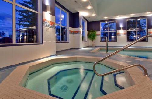 Lake Bonavista Hotel | Holiday Inn Express Calgary South by IHG