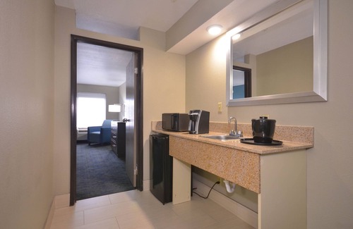 Fayetteville Hotel | Holiday Inn Express Fayetteville- Univ of AR Area by IHG
