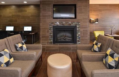 West Omaha Hotel | Holiday Inn Express Hotel & Suites Omaha West
