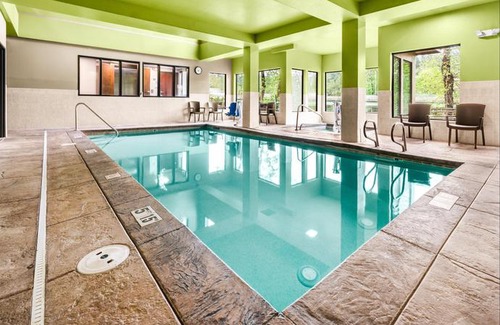 Gladstone Hotel | Holiday Inn Express Portland SE - Clackamas Area