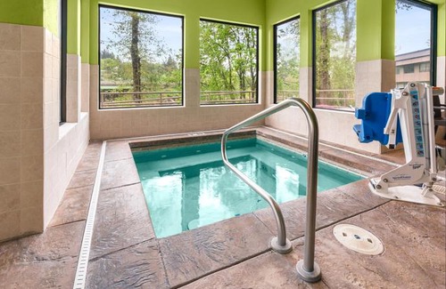 Gladstone Hotel | Holiday Inn Express Portland SE - Clackamas Area