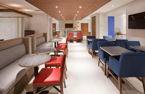 Roseville Hotel | Holiday Inn Express Roseville-St Paul