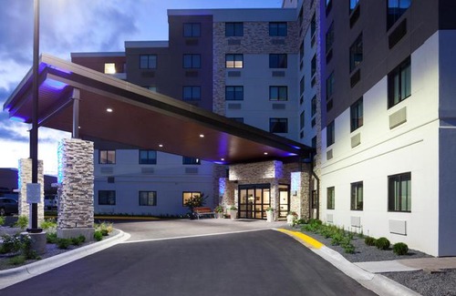 Roseville Hotel | Holiday Inn Express Roseville-St Paul