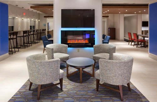 Roseville Hotel | Holiday Inn Express Roseville-St Paul