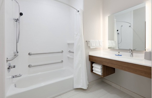 The Colony Hotel | Holiday Inn Express & Suites Plano - The Colony by IHG