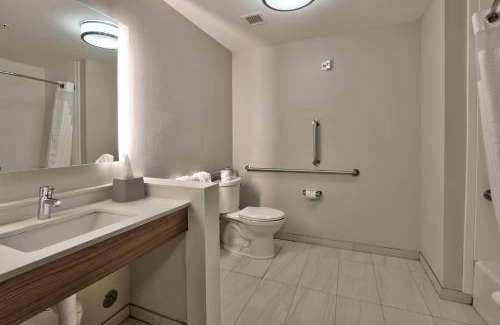 Broomfield Hotel | Holiday Inn Express & Suites Broomfield by IHG