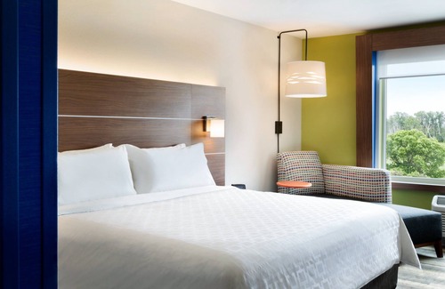 Crosswoods Hotel | Holiday Inn Express & Suites Columbus - Worthington by IHG