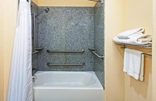 Cleveland Hotel | Holiday Inn Express & Suites Cleveland by IHG