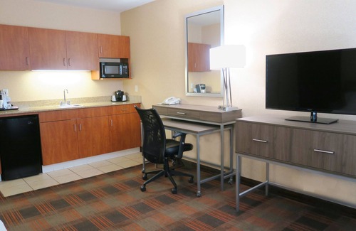 Elk Grove Hotel | Holiday Inn Express & Suites Elk Grove Central - Hwy 99 by IHG