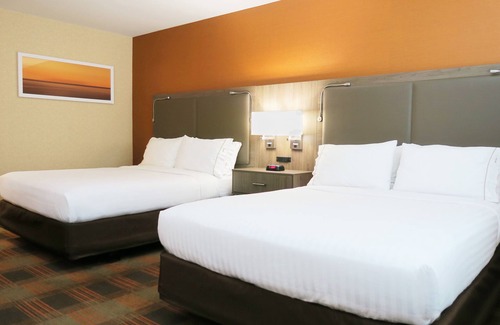 Elk Grove Hotel | Holiday Inn Express & Suites Elk Grove Central - Hwy 99 by IHG