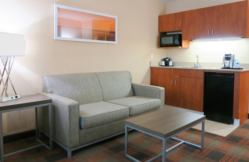 Elk Grove Hotel | Holiday Inn Express & Suites Elk Grove Central - Hwy 99 by IHG