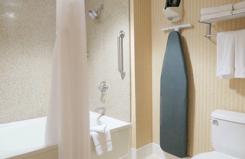 Elk Grove Hotel | Holiday Inn Express & Suites Elk Grove Central - Hwy 99 by IHG