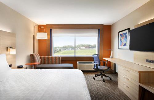 Calgary Hotel | Holiday Inn Express & Suites - Calgary Airport Trail NE by IHG