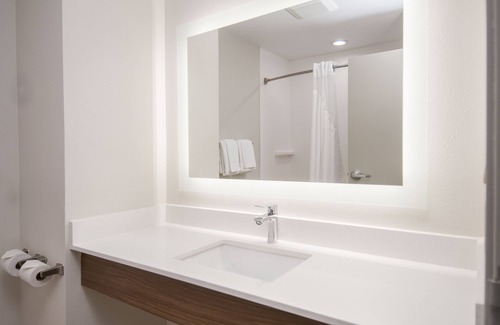 Plano Hotel | Holiday Inn Express & Suites Plano West - Frisco by IHG